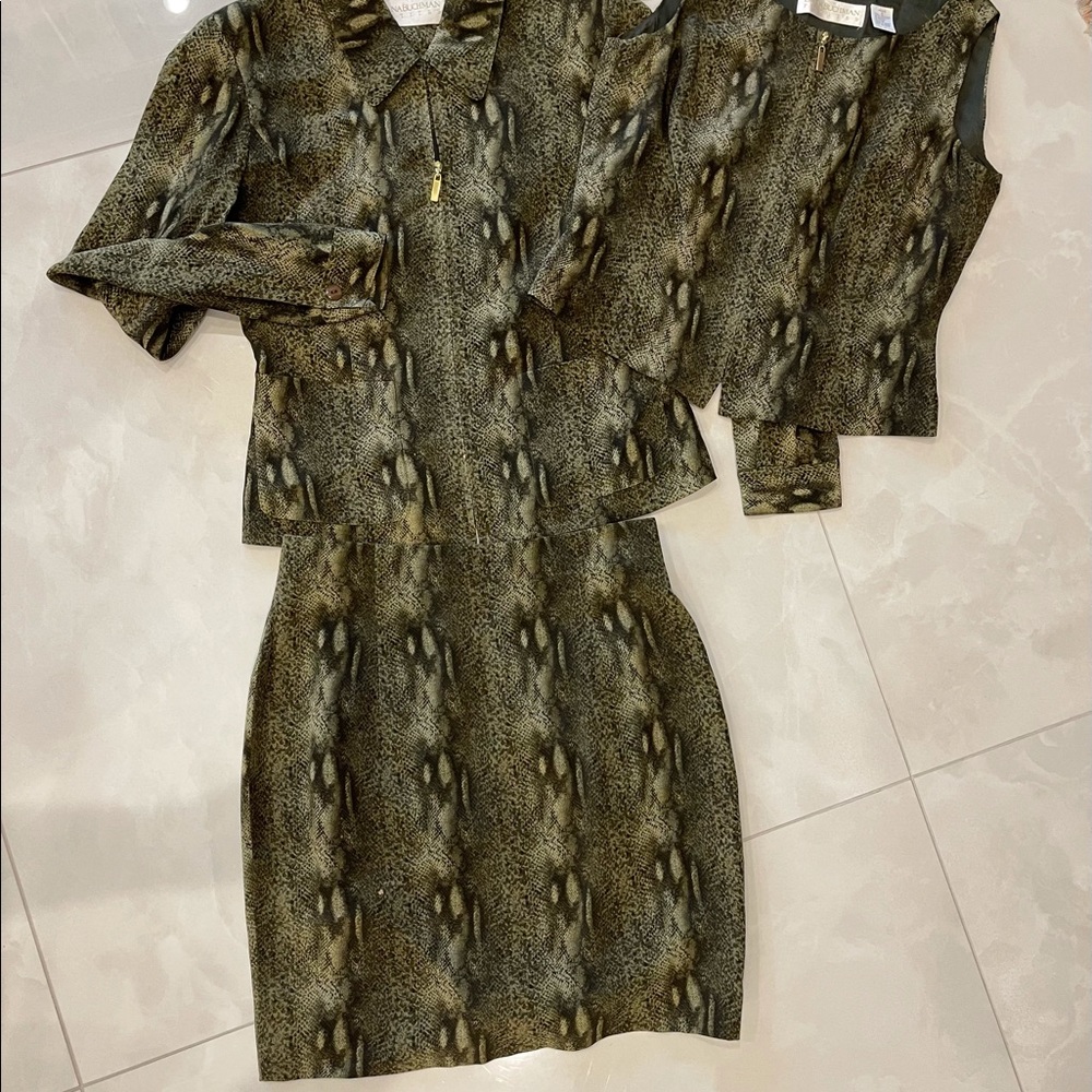 Beautiful three-piece suit I love snake collar